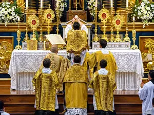 La Santa Misa es la más excelsa oración que existe. Es el Sacrificio ofrecido por Nuestro Señor en la Cruz, renovado todos los días en Altar