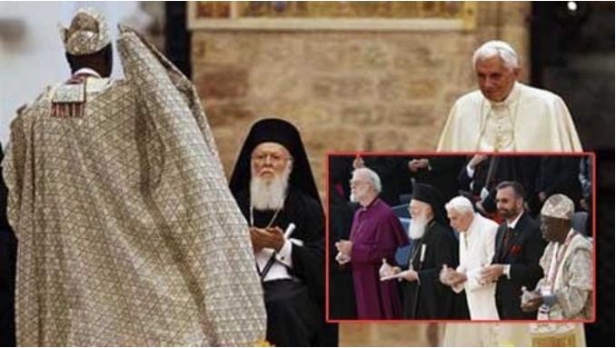 Benedicto XVI saluda al profesor Wande Abimbola, fundador del Instituto Ifa Heritage, un centro de educación en Nigeria basado en falsa religión pagana africana Yoruba. A su lado se encuentran el primado de la diócesis armenia en Francia, Norvan Zakarian, el arzobispo de Canterbury, Rowan Douglas Williams y
el patriarca de Constantinopla, Bartolomeo I