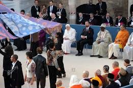 Un momento del encuentro de Asís 2011, presidido por Benedicto XVI: la bandera, tomada “pluralmente” por participantes, con diferentes símbolos representando la “diversidad de las religiones unidas por la paz”.