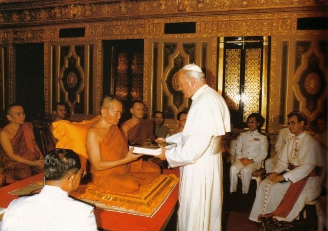 Juan Pablo II visita al Dalai Lama quien reza junto con monjes budistas dentro de la iglesia de San Pedro en Asís 1986