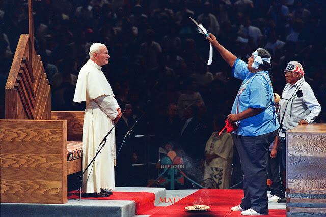 Juan Pablo II recibe la pretendida bendición de un chamán durante su visita a los EE.UU.