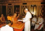 En 1984, como prueba material de la herejía del Indiferentismo religioso que Juan Pablo II promovió, este visitó un templo budista. Antes de llegar al templo, él expresó lo ansioso que estaba en reunirse con “su santidad el patriarca budista supremo”