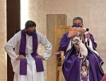 sacerdote oficiando misa modernista