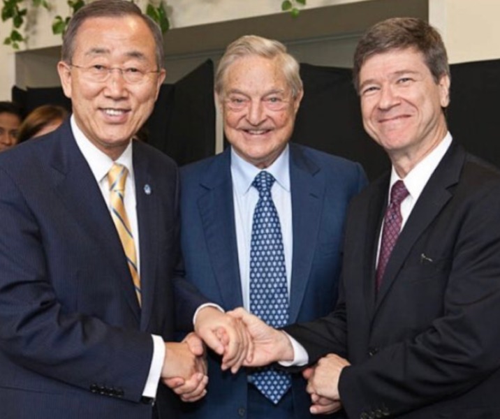 Esta foto, la cual data de la época en que Ban Ki-moon era Secretario General de la ONU (2007-2016), muestra en primer lugar la estrecha relación entre Georges Soros, el ex secretario de ONU y Jeffrey Sachs. Este último hace parte de la nómina de Soros.
