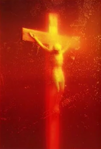 La fotografía de un Crucifijo sumergido en un tanque lleno con los orines del fotógrafo. A semejante blasfemia, el desgraciado la llamó “Piss Christ”, cuya traducción literal es, “Orinemos a Cristo”.