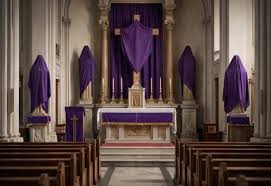 Hoy es Viernes Santo. El altar ha sido despojado; está vacío… su aspecto es triste, desolador. Por otra parte, la Iglesia Católica, a partir del Concilio Vaticano II, comenzó a ser despojada, a quedar vacía. ¡Su aspecto es hoy en día lúgubre! Se quedó sin Sacramentos válidos; la misa moderna, la que crearon después del concilio, es inválida. Cada vez quedan menos obispos y sacerdotes válidos porque, en particular, los ritos modernos, tanto de consagración de obispos, como de ordenación de sacerdotes, son inválidos...