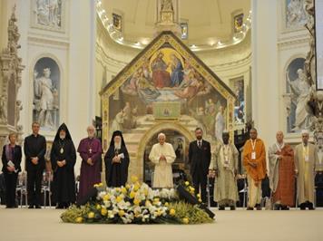 Benedicto XVI apostató de la Fe, “rezando por la paz” junto a sus invitados, en la reunión herética de Asís, la cual incluyó hasta ateos (octubre de 2011)