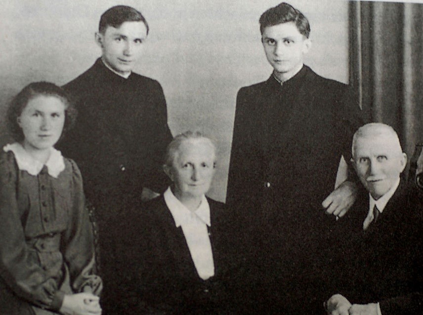 Joseph Ratzinger (al lado derecho) y su hermano Georg, el día en que ambos fueron ordenados sacerdotes (8 de julio de 1951). Aparecen su hermana María y sus padres, Joseph y María