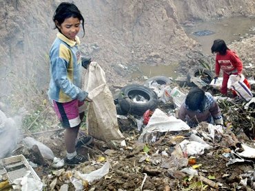 Cada creyente debe discernir y  buscar de manera creativa los modos concretos de servir, de contribuir, de construir, de ser luz