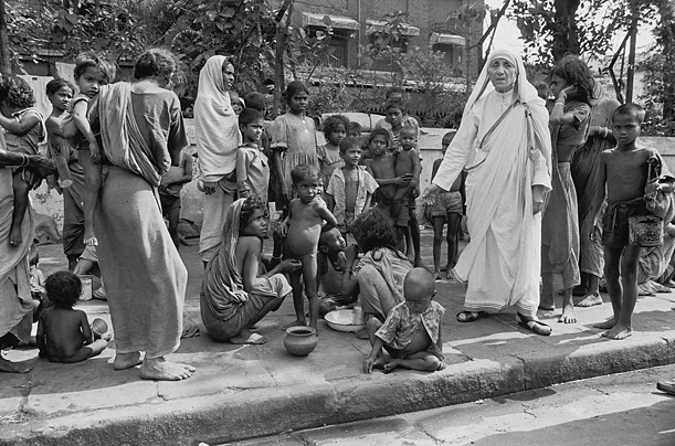 "El Amor tiene que ponerse en acción. Esa actividad nos llevará al Servicio" (Madre Teresa de Calcuta)