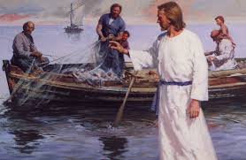 Jesús les dice:Muchachos, ¿tenéis pescado? Ellos contestaron: No. Él les dice:Echad la red a la derecha de la barca y encontraréis. La echaron y no tenían fuerzas para sacarla por la multitud de peces