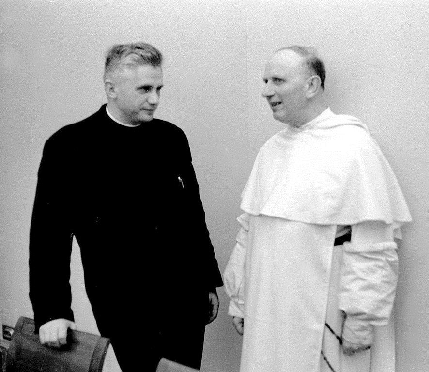 En la foto, Joseph Ratzinger, futuro Papa Benedicto XVI, en compañía de Yves Congar, fraile dominico y teólogo, uno de los artífices intelectuales del Concilio Vaticano II.