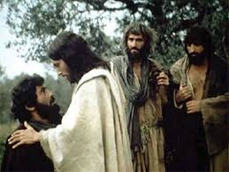 "Y vosotros, ¿quién decís que soy yo?" Simón Pedro tomó la palabra y dijo: "Tú eres el Mesías, el Hijo de Dios vivo."