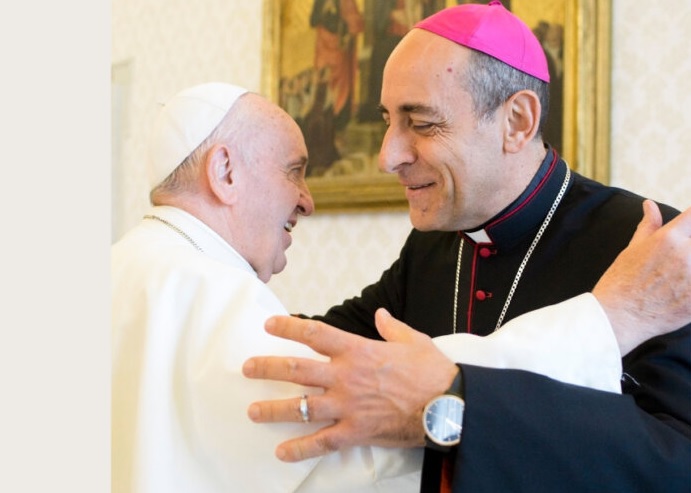 Francisco se saluda con el recientemente nombrado prefecto del Dicasterio para la Doctrina de la fe, arzobispo Víctor Manuel Fernández