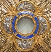 Recemos la Corona de Reparación, si es posible, ante el Santísimo expuesto o el sagrario (o una imagen del Santísimo, en representación espiritual)