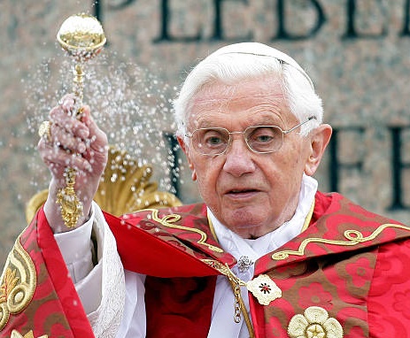 Benedicto XVI durante la celebración del Domingo de Ramos