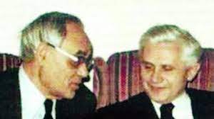 El Padre Ratzinger (futuro Benedicto XVI) conversa con el Padre Karl Rahner, quien fue considerado por muchos, como el cerebro del Concilio Vaticano II