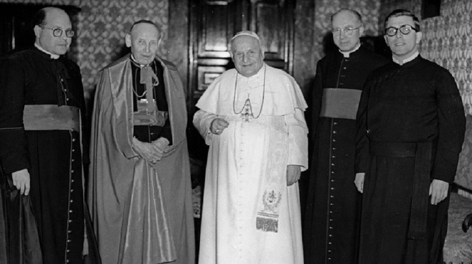 La influencia del Cardenal Bea (segundo de izquierda a derecha) sobre Juan XXIII y el Concilio Vaticano II para promover la herejía del falso ecumenismo, se vio favorecida por su cercanía con el anterior Papa, Pío XII, de quien fue su confesor por casi trece años