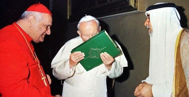 El Papa Juan Pablo II besa el Corán durante uno de los encuentros sincréticos que se produjeron durante su papado