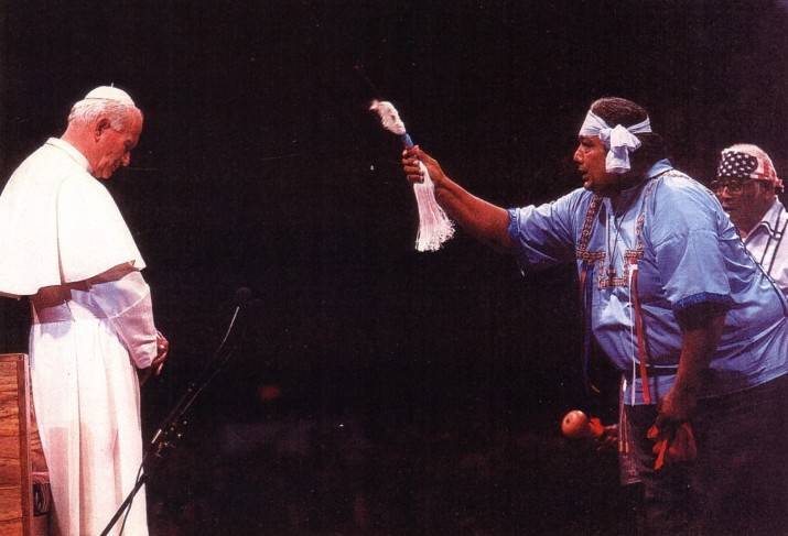 En una visita a los EE.UU., Juan Pablo II se presta para que un chamán 'oficie' un ritual pagano sobre su cuerpo