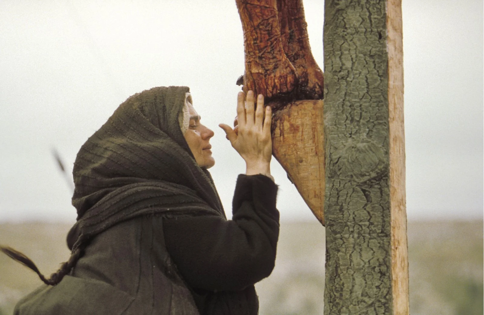 Como partícipe de tan terribles dolores, tanto físicos como emocionales, la Santísima Virgen se hace corredentora, se une a la Redención.