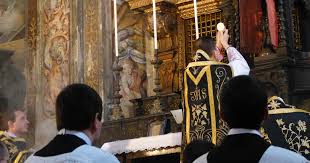 La Misa es el Sacrificio Infinitamente Santo del Cuerpo y la Sangre de Jesucristo. La Misa de Difuntos contiene oraciones especiales por las almas, por lo cual obtiene para ellas una ayuda especial.