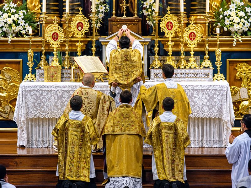 La Santa Misa es la más excelsa oración que existe. Es el Sacrificio ofrecido por Nuestro Señor en la Cruz, renovado todos los días en Altar