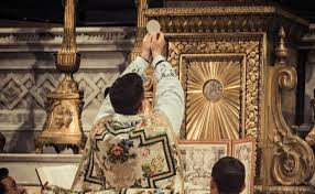 En la solemnidad de los Difuntos, los sacerdotes celebran la Misa por los difuntos, mientras que los fieles deben asistir y ofrecer la Santa Comunión, sus oraciones y limosnas por las benditas almas.