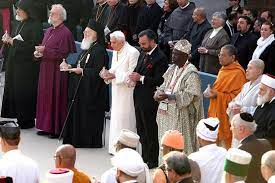 Benedicto XVI rodeado de budistas, musulmanes, hindúes, sikhs, shintoistas, judíos, bahais, jainistas, zoroastrienses, religiones paganas del África y de América, ortodoxos, anglicanos, luteranos, calvinistas, metodistas, bautistas, cuáqueros, armenios, coptos, entre otros