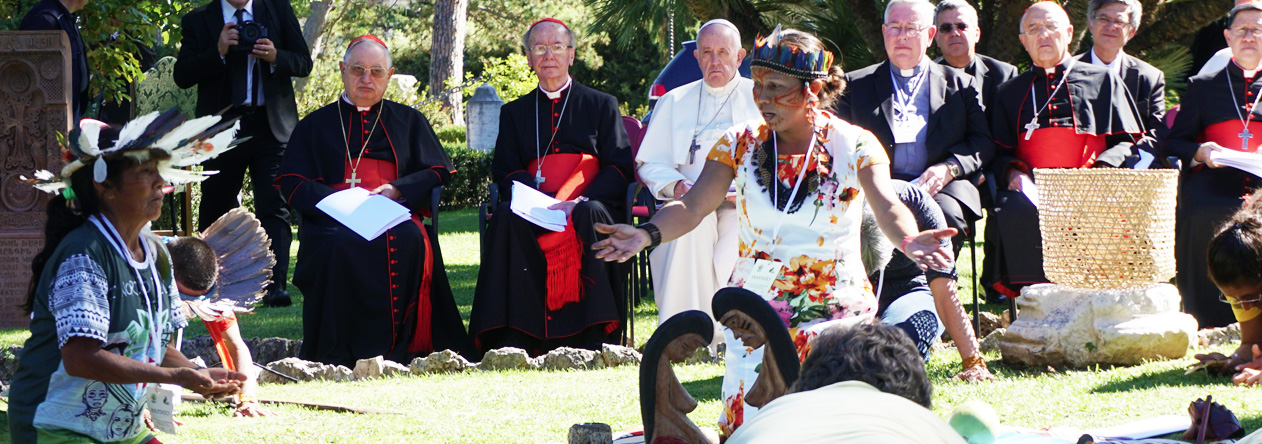 El Papa Francisco, junto a varios obispos, participa en una ceremonia de culto a la pachamama, llevada a cabo en los jardines del Vaticano, durante el Sínodo de la Amazonía