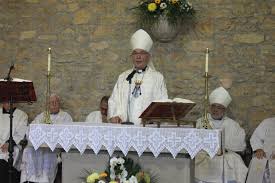 El rito moderno de consagración episcopal (de Paulo VI) es completamente inválido; y, como primer y más grave efecto, las consagraciones episcopales modernas son inválidas.