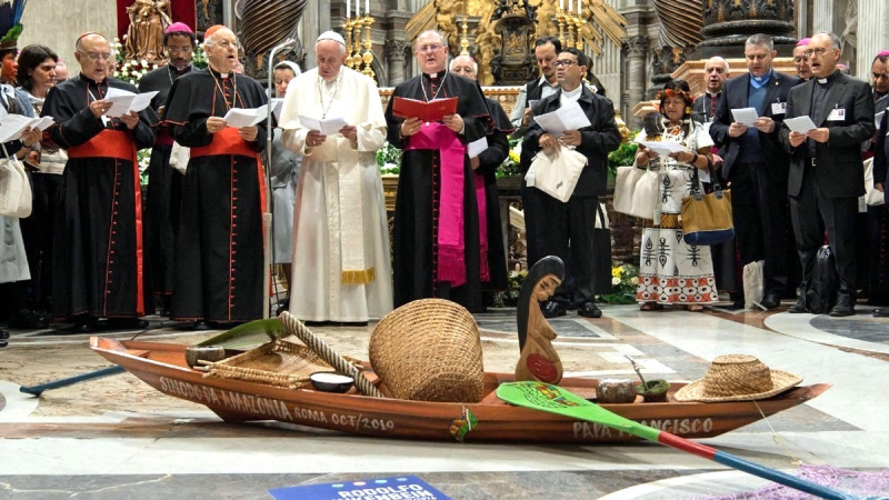 Francisco, junto con obispos y sacerdotes católicos, rinden homenaje a dioses de las tribus indígenas de América del Sur, al interior de la iglesia en el propio Vaticano (con ocasión del Sínodo de la Amazonía, octubre de 2019)