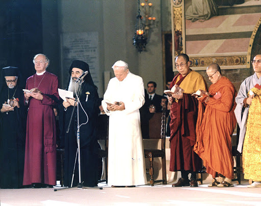 El Papa Juan Pablo II preside un encuentro sincrético en Asís, en 1986