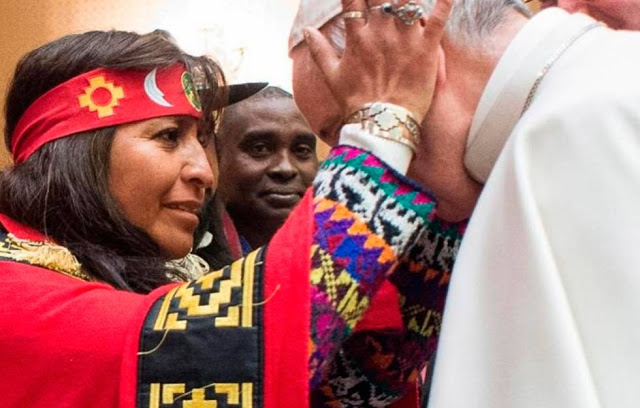 Francisco dejándose imponer las manos de una machi mapuche, durante un encuentro de Falso Ecumenismo con ocasión de su visita a Chile en 2018 (Foto: El País)