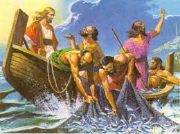 Jesús dijo a Simón: No temas; desde ahora serás pescador de hombres. Ellos sacaron las barcas a tierra y, dejándolo todo, lo siguieron