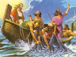 Jesús dijo a Simón: No temas; desde ahora serás pescador de hombres. Ellos sacaron las barcas a tierra y, dejándolo todo, lo siguieron